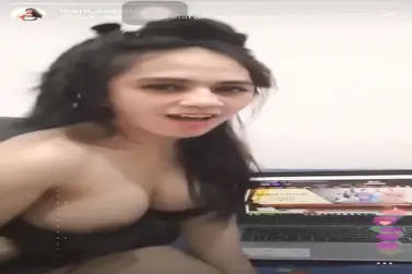 Aksi Live Instagram Gadis Cantik Pamer Dada Mulus